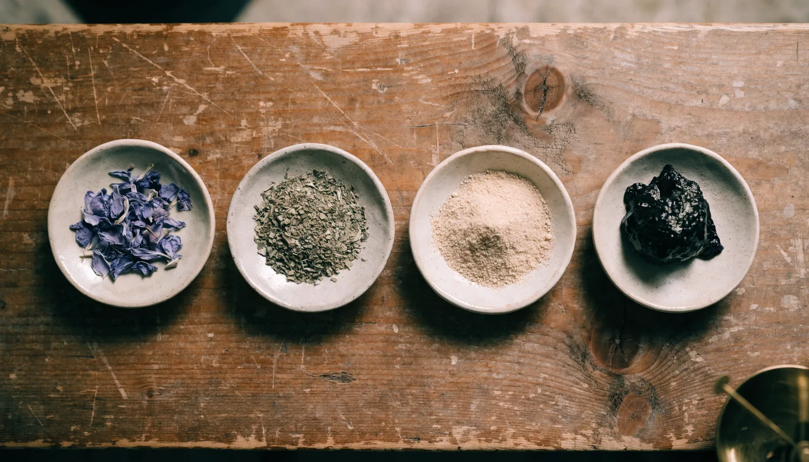 Keramische schaaltjes met blue lotus-blaadjes, gedroogd kannakruid, extractpoeder en hars