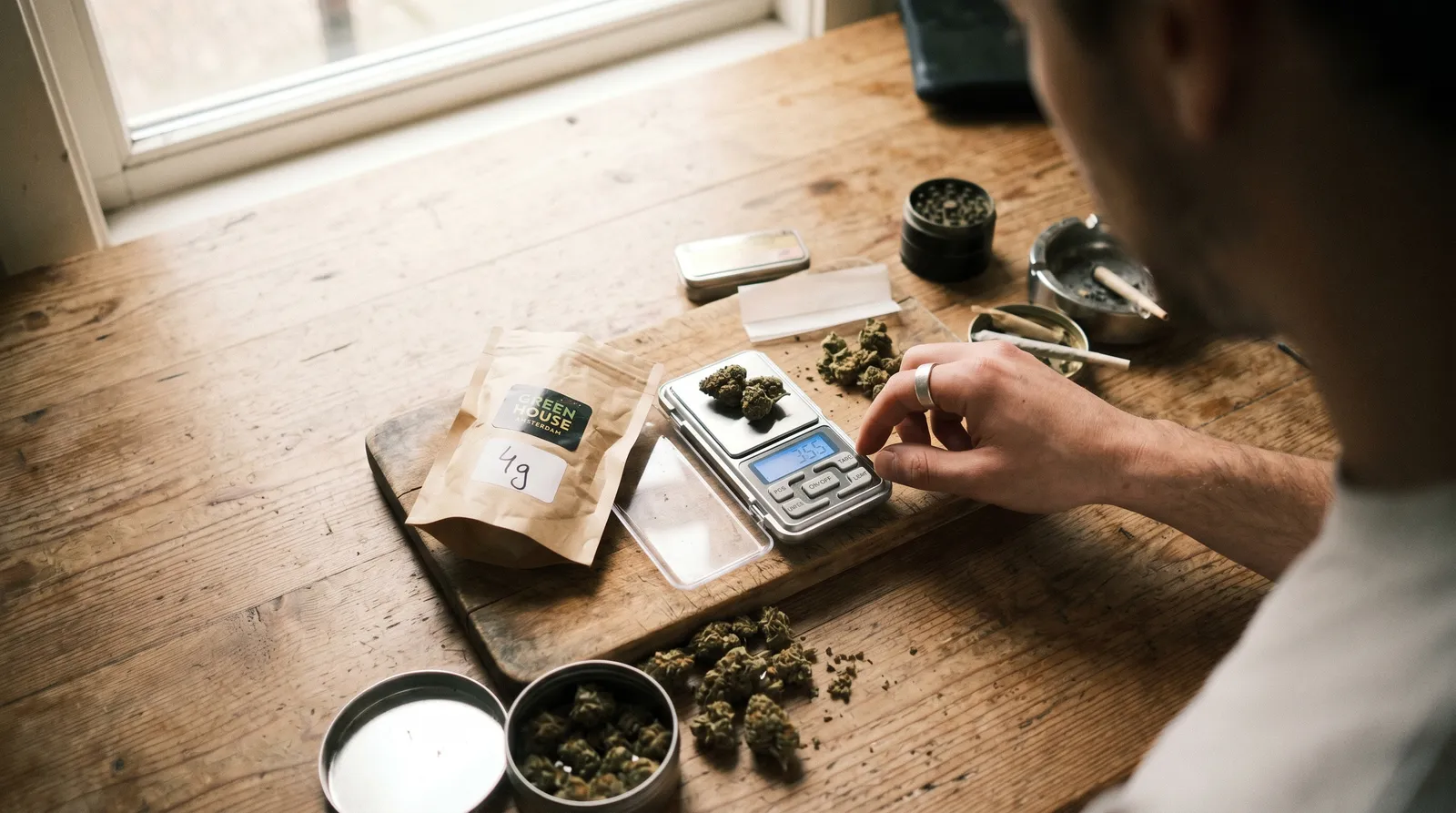 AZARIUS · Waarom Europa cannabis weegt in grammen (en Amerika niet)
